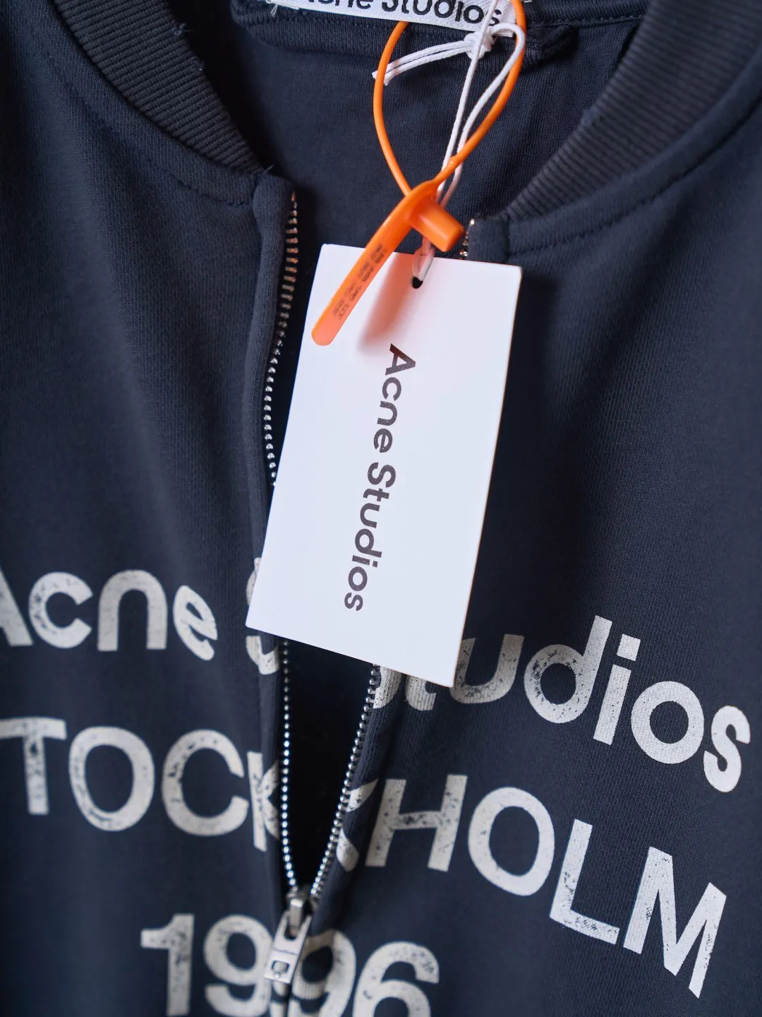 [Real auction] Acne Studios spray-painted distressed logo baseball collar zipper jacket [In Stock] S M L Acne Studios logo printing on the chest uses Retro sports aesthetics to engrave the brand's heritage. It is unobtrusive but highly recognizable. It subtly blends the Nordic minimalist style with the Retro sports style. It is low-key and elegant. It has its own aura. Adopt glue printing process. The chest printing has been revised three times with the film screen. Use glue liquid paint to print the pattern on the fabric. Bake the fabric to fix the printed pattern. Gradient distressing spray process. Spray dyes of different colors on the surface of the fabric. Realize that the clothes will show rich color changes under different lights to increase the visual layering. Many places on the body of the clothes are completely manually positioned and worn. Manual brushing marks add texture and depth to the surface of the clothes to imitate the texture of natural wear and tear. The fabrics have been fermented and washed, giving a better hand feel and texture. Not easy to deform, not easy to shrink, not easy to fade, and maintain long-term beauty and loose fit.